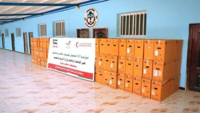 صورة الهلال الأحمر الإماراتي يقدم 600 حاسوب للجامعات والمعاهد ووزارة التربية والتعليم  في حضرموت