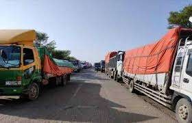صورة نقاط الإخوان في طريق لحج – تعز تواصل ابتزاز سائقي شاحنات النقل