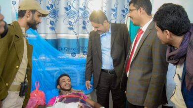 صورة رئيس تنفيذية انتقالي شبوة يتفقد جرحى العمالقه في مستشفيات عتق