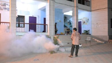 صورة محلي صيرة ينفذ حملة رش ضبابي لمكافحة الحشرات الناقلة للأوبئة بالمديرية
