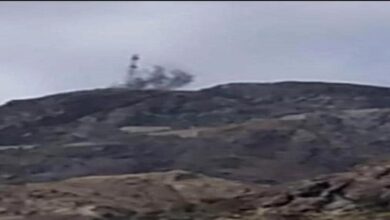 صورة تبادل قصف مدفعي بين المقاومة الجنوبية والحوثيين في جبهة ثرة بأبين