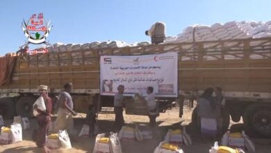 صورة الهلال الإماراتي يسير قافلة مساعدات غذائية لذوي الدخل المحدود في مديرية حريب اليمنية