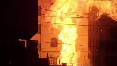 صورة اندلاع حريق هائل في مستودع بالشيخ عثمان