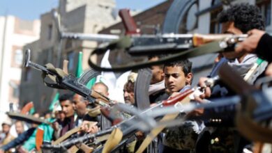 صورة تخزين أسلحة بمدارس ومستشفيات.. جحيم الحوثي يجتاح المدنيين