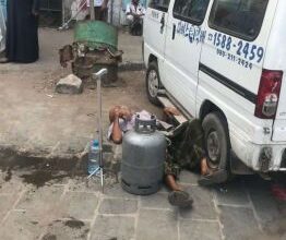 صورة صورة مؤلمة .. مسن يفقد وعيه أثناء انتظار دوره في طابور الغاز بمديرية التواهي