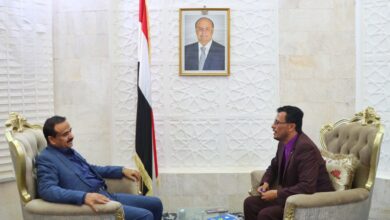 صورة محافظ شبوة في حوار خاص  مع جريدة اندبندنت البريطانية : المكايدات الحزبية كانت سبب سيطرة الحوثي على المحافظة