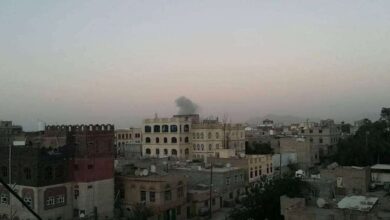 صورة الحوثي يلوّح بعزل اليمن عن العالم