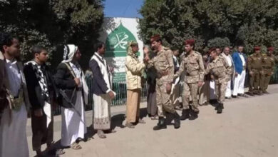 صورة فضيحة جديدة.. انشقاق جنود في الشرعية الإخوانية وانضمامهم للحوثيين