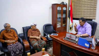 صورة الدكتور لقمان يناقش مع رئيس تنفيذية انتقالي الضالع آليات ضبط المتلاعبين بالأسعار في المحافظة