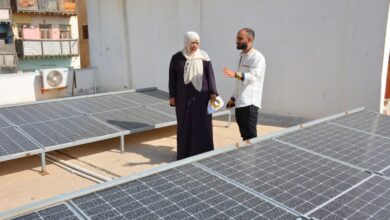 صورة مدير صيرة يطلع على مشروع الطاقة الشمسية في ثانويات ومدارس المديرية