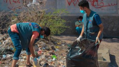 صورة “مبادرة لست وحدك” تنفذ حملة نظافة بمقبرة القطيع بالعاصمة عدن