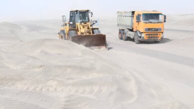 صورة استمرار إزالة الرمال من طريق عدن أبين