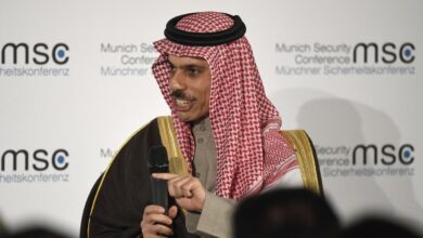 صورة وزير الخارجية السعودي: نسعى لإيجاد حل للنزاع باليمن