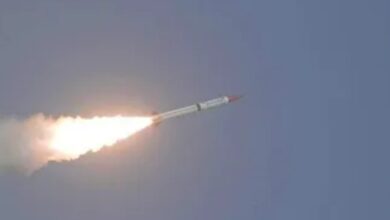 صورة الحوثيون يهددون الملاحة الدولية مجدداً..سقوط صاروخ باليستي حوثي  في مياه البحر الأحمر