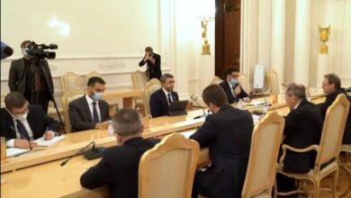 صورة وزير الخارجية الإماراتي يلتقي نظيره الروسي في موسكو