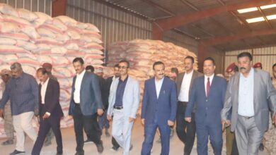 صورة المحافظ بن الوزير يتفقَّد مخازن المؤسسة الاقتصادية اليمنية في شبوة