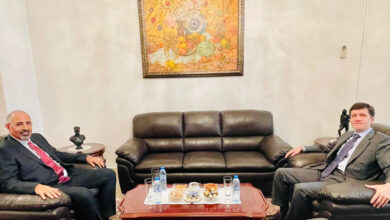 صورة الرئيس القائد عيدروس الزُبيدي يلتقي سفير روسيا الاتحادية في أبوظبي