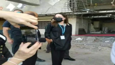 صورة انجلينا جولي تطلع على دمار القصف الحوثي بمطار عدن الدولي