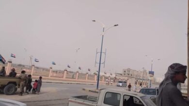 صورة شبوة.. صور الرئيس الزبيدي وأعلام الجنوب تزين شوارع عتق