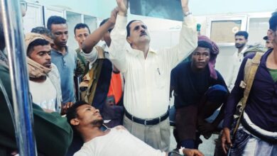 صورة رئيس انتقالي أبين يتفقد جرحى الهجوم الإرهابي من أفراد الحزام الأمني بمستشفيات العاصمة عدن