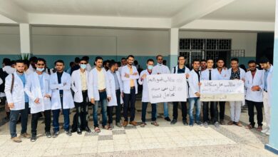 صورة طلاب المستوى الخامس طب بشري بجامعة عدن ينظمون وقفة احتجاجية
