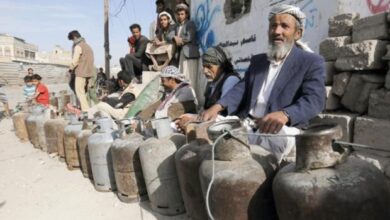 صورة مليشيات الحوثي تساوم السكان: غاز الطهي مقابل إلحاق أبنائهم في دورات فكرية وعسكرية