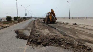 صورة بإشراف الوزير بن يمين.. استمرار أعمال مشروع إعادة تأهيل طريق العريش المملاح بخور مكسر