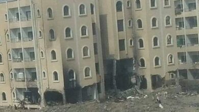صورة انفجارات عنيفة لمخازن أسلحة حوثية بمعتقل للمختطفين بـ تعز (فيديو)