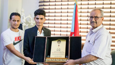 صورة الجعدي يكرم الشباب المتفوق رائد محمد الحائز على فضية أولمبياد الرياضيات بالدمام