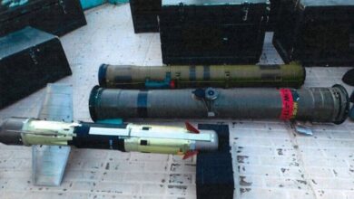 صورة صحيفة بريطانية: ضبط صواريخ كورنيت في منفذ شحن يختبر العلاقة بين مسقط والرياض