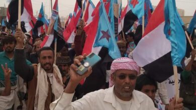 صورة وصول موكب أبناء مديرية الصعيد إلى مشارف عتق للمشاركة في فعالية رفض المكونات اليمنية