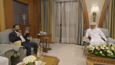 صورة الرئيس الزُبيدي يستقبل الشيخ حميد عبدالله الأحمر