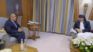 صورة الرئيس الزُبيدي يستقبل رئيس مجلس الشورى