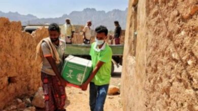صورة مركز الملك سلمان يوزع 958 سلة غذائية للأكثر احتياجا في سقطرى