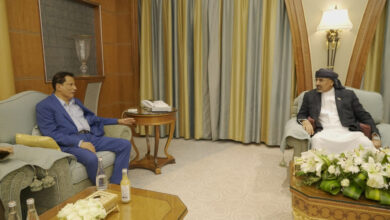 صورة الرئيس الزُبيدي يستقبل محافظ محافظة المهرة