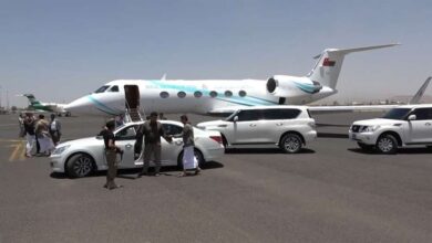 صورة وفد عماني يصل صنعاء لإبلاغ الحوثي الرسالة الأخيرة