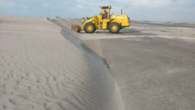 صورة تواصل أعمال إزاحة الرمال من خط عدن- أبين