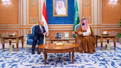 صورة ولي العهد السعودي يستقبل رئيس مجلس القيادة الرئاسي وأعضاء المجلس