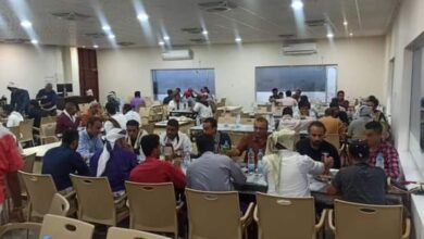 صورة إفطار جماعي لموظفي صندوق صيانة الطرق والجسور في العاصمة عدن