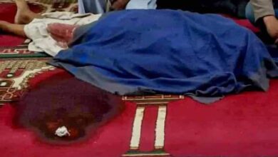 صورة جريمة مروعة.. شاب يقتل مسنا ذبحا في مسجد بذمار