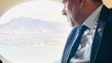 صورة الرئيس القائد عيدروس الزُبيدي يعود إلى العاصمة عدن قادما من الرياض