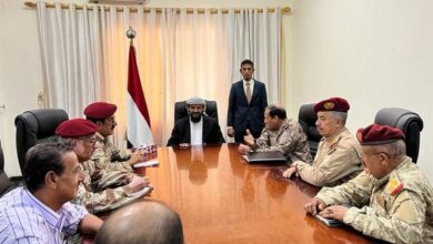 صورة نائب رئيس مجلس الرئاسة المحرمي يلتقي مدراء الدوائر العسكرية بوزارة الدفاع