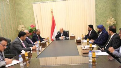 صورة بحضور الرئيس الزبيدي.. مجلس القيادة الرئاسي يعقد أول اجتماع له في العاصمة عدن
