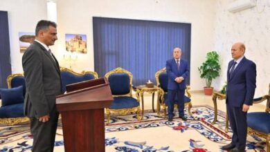صورة وزير الدولة لملس يؤدي اليمين الدستورية امام رئيس مجلس القيادة الرئاسي