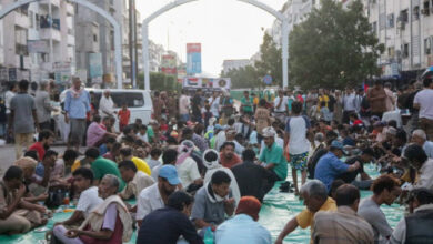 صورة بمناسبة الذكرى السابعة لتحرير العاصمة عدن ..دائرة الشهداء والجرحى تنظم إفطاراً جماعياً في شارع الشهيد مدرم
