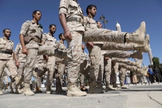 صورة صحيفة دولية : تركيز التحالف على البعد الإنساني يوفر للحوثيين فرصة الاستعداد للحرب