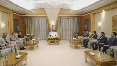 صورة الرئيس الزُبيدي يستقبل وزير الإعلام والثقافة والسياحة