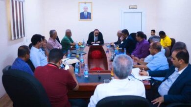 صورة وزير النقل في حكومة المناصفة يترأس اجتماعاً استثنائياً هاماً بقيادة شركة الخطوط الجوية اليمنية