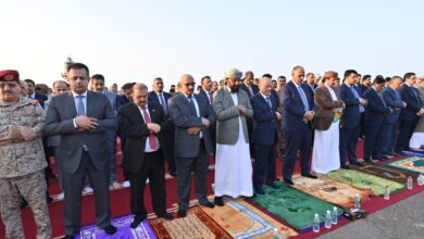 صورة الرئيس الزُبيدي يؤدي صلاة العيد في منطقة المعاشيق بالعاصمة عدن