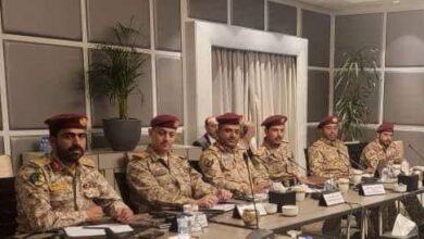 صورة سياسيون: ظهور وفد الحوثي في الاردن بالزي العسكري رسالة حرب لا سلام